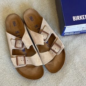 NWB Birkenstock’s Arizona suede taupe size 42/11